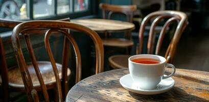 ai généré une tasse de thé est assis sur le table suivant à autre objets photo