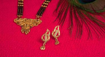 mangalsutra ou collier en or à porter par une femme hindoue mariée, arrangé avec un beau fond. bijoux traditionnels indiens. photo