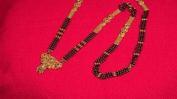 mangalsutra ou collier en or à porter par une femme hindoue mariée, arrangé avec un beau fond. bijoux traditionnels indiens. photo