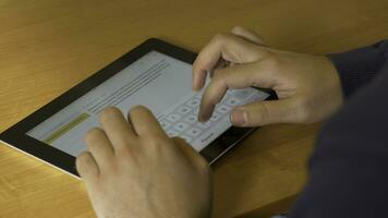 fermer de Masculin mains en utilisant moderne numérique tablette et ordinateur à bureau, frontal vue de homme d'affaire mains dactylographie texte information sur toucher écran de tablette PC photo