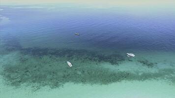 aérien drone photo de iconique tropical turquoise l'eau pileh lagune entouré par calcaire falaises, phi phi îles, Thaïlande. ao pi leh lagune à magnifique mer et bleu ciel à similan île, Thaïlande