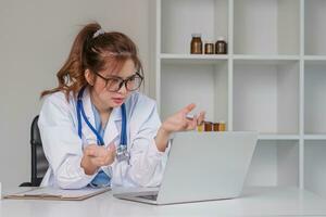 stressé Jeune femelle médecin à la recherche à ordinateur portable, travail en relation chaos, inquiet à propos erreur à travail le stressé, malheureux médical professionnel est fatigué de résolution ordinateur problèmes à travail. photo