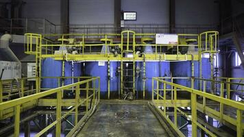 chaudières pour brut matériaux dans usine. Stock images. énorme chaudières pour stockage ou mélange brut matériaux dans usine. à l'intérieur moderne brut Matériel plante photo