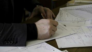 homme d'affaire travail avec les documents dans le bureau. proche en haut de Jeune homme d'affaire en utilisant calculatrice dans Bureau photo