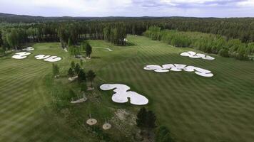 Haut vue vert le golf cours Extérieur vert herbe champ. aérien vue de en volant drone photo