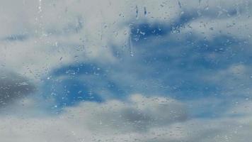 gouttes de pluie de rendu 3d sur la fenêtre photo