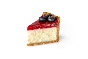 pièce de classique Nouveau york cheesecake avec fraise confiture décoré avec myrtilles proche en haut isolé sur blanc photo