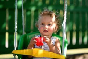 Beau petit garçon avec enfant swing photographe posant photo