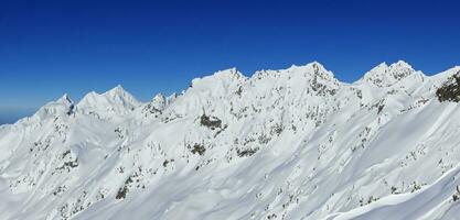 ai généré neige Montagne de pointe couvert avec neige monter everest panorama de glacé montagnes et horizon 3d illustration photo