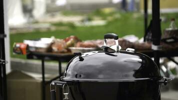 en train de préparer nourriture dans une barbecue, en plein air. fermé gril prépare Viande dans parc. fumée de fermé gril photo