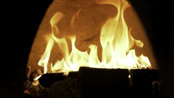 proche en haut pour brûlant Feu dans vieux façonné four pour cuisson aliments. Cadre. traditionnel four, brûlant les bois et flammes dans cheminée. photo