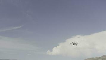 vue de le drone contre bleu ciel. action. large magnifique ciel. drone en volant dans le bleu ciel. nuageux ciel. photo