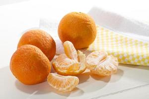 mandarines sur table en bois