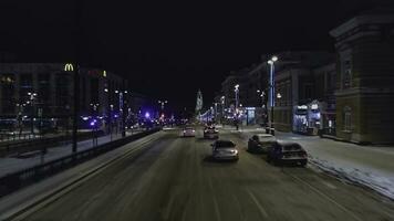 Nouveau York, Etats-Unis - février 7, 2023. en retard soir ville rue. agrafe. rue couvert par neige et conduite voitures. photo