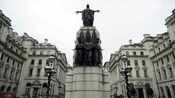 Londres, grande-bretagne-septembre, 2019. monument avec statues dans centre de vieux européen ville sur Contexte de nuageux ciel. action. composition monument sur Contexte de vieux Maisons photo