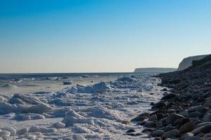 paysage marin avec littoral dans la glace et la neige photo