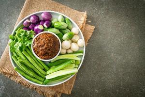 pâte de piment de poisson fermenté avec légumes frais photo