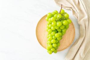 raisin vert frais sur plaque de bois