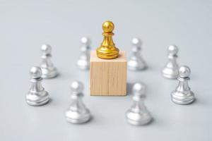 pièces de pion d'échecs en or ou homme d'affaires leader avec cercle d'hommes en argent. concept de victoire, de leadership, de réussite commerciale, d'équipe et de travail d'équipe photo