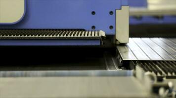 Coupe des trous perforation estampillage de métal feuilles sur industriel cnc machine. fermer coup de une cnc coordonner perforation presse perce métal feuille. automatisation de travail. réfrigération et ventilation photo