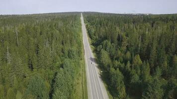 Haut vue scénique enroulement pays route par vert les terres agricoles. agrafe. aérien rural route campagne photo