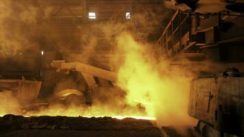 chaud acier étant versé à le chute à le acier usine, lourd industrie concept. Stock images. fondu acier production dans électrique fours. photo