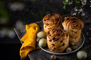 Pâques gâteau cruffin avec raisins secs et canneberge photo