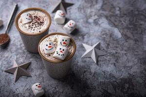 chaud Chocolat avec bonhomme de neige guimauve photo