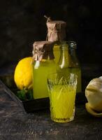 traditionnel italien limoncello ou citron alcool photo