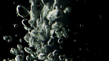 noir Contexte. tournage sous-marin. Stock images. impulsivement en mouvement bulles de pur l'eau et flottant différent particules. photo
