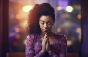 ai généré une femme prier dans prière tandis que dans de face de une ordinateur photo