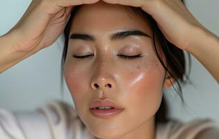 ai généré asiatique femme en portant sa mains de front à nez photo