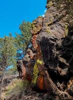 pierre colorée dans le désert aux rochers de sisemore près de tumalo ou photo