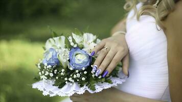 magnifique bouquet de différent couleurs dans le mains de le la mariée dans une blanc robe. la mariée dans blanc robe avec bouquet noir femme détient mariage bouquet. mariage photo