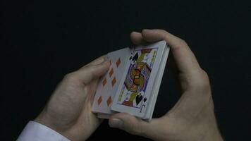 poker Jeu - mélanger cartes. homme mains mélanger cartes. proche en haut. homme mains mélanger en jouant cartes. revendeur mains mélanger cartes pendant une poker Jeu photo