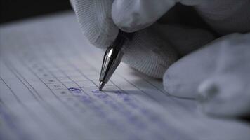 côté vue de une main fabrication Remarques dans une registre. Stock images. proche en haut de mains dans blanc gants l'écriture Les données dans le carnet avec une stylo sur noir Contexte. photo