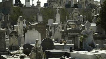 tranquille cimetière dans L'Europe , concept de décès et architecture. action. beaucoup tombes et mémoriaux à le européen cimetière sur une été ensoleillé journée. photo