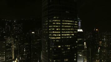 Haut vue de le grattes ciels dans le gros ville à nuit. action. génial vue de le ville à nuit photo