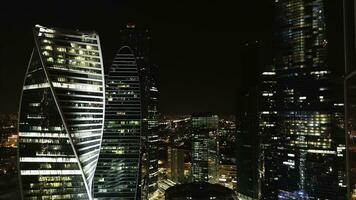 aérien vue de affaires district dans Moscou avec le des millions de brillant lumières, gros ville la vie concept, Russie. Stock images. étourdissant nuit paysage de grattes ciels à nuit. photo