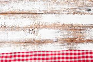 Nappe à carreaux rouge sur la vieille table en bois, concept de vacances photo