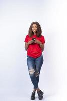 jeune jolie femme noire utilisant son téléphone et souriant photo