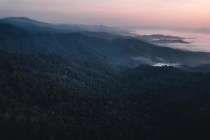 montagnes et lever de soleil le matin photo