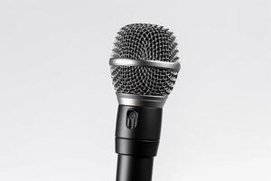 ai généré microphone sur isolé blanc Contexte photo