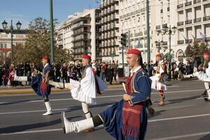 Athènes, Grèce, décembre 24 2023 soldat de le présidentiel garde marcher vers le parlement pour le cérémonial en changeant de le garde de le tombeau de le inconnue soldat photo