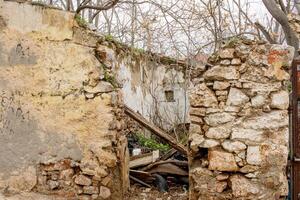 vieux abandonner maisons et beaucoup cette pouvez être a trouvé tout au long de le ville de Athènes, Grèce photo