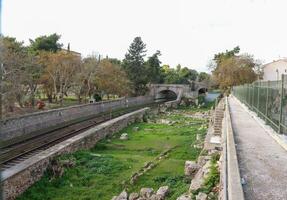 train des pistes cette courir à côté de le ancien agora dans Athènes, Grèce photo