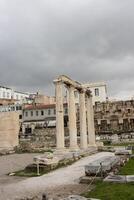 ancien ruines de hadriens bibliothèque sur le Nord côté de le acropole Athènes, Grèce photo