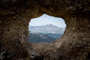 une vue par une pierre fenêtre à Montagne pics dans le Contexte photo