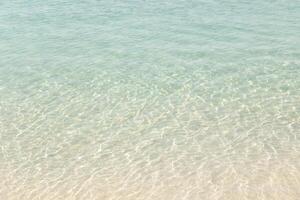abstrait texture de l'eau sur le sable plage photo
