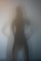 femme silhouette derrière givré verre photo